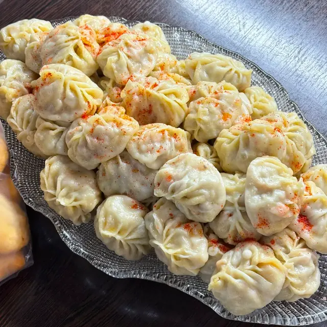 Манты на большом стеклянном блюде